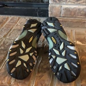 Keen hiking shoes. Women’s 8.5